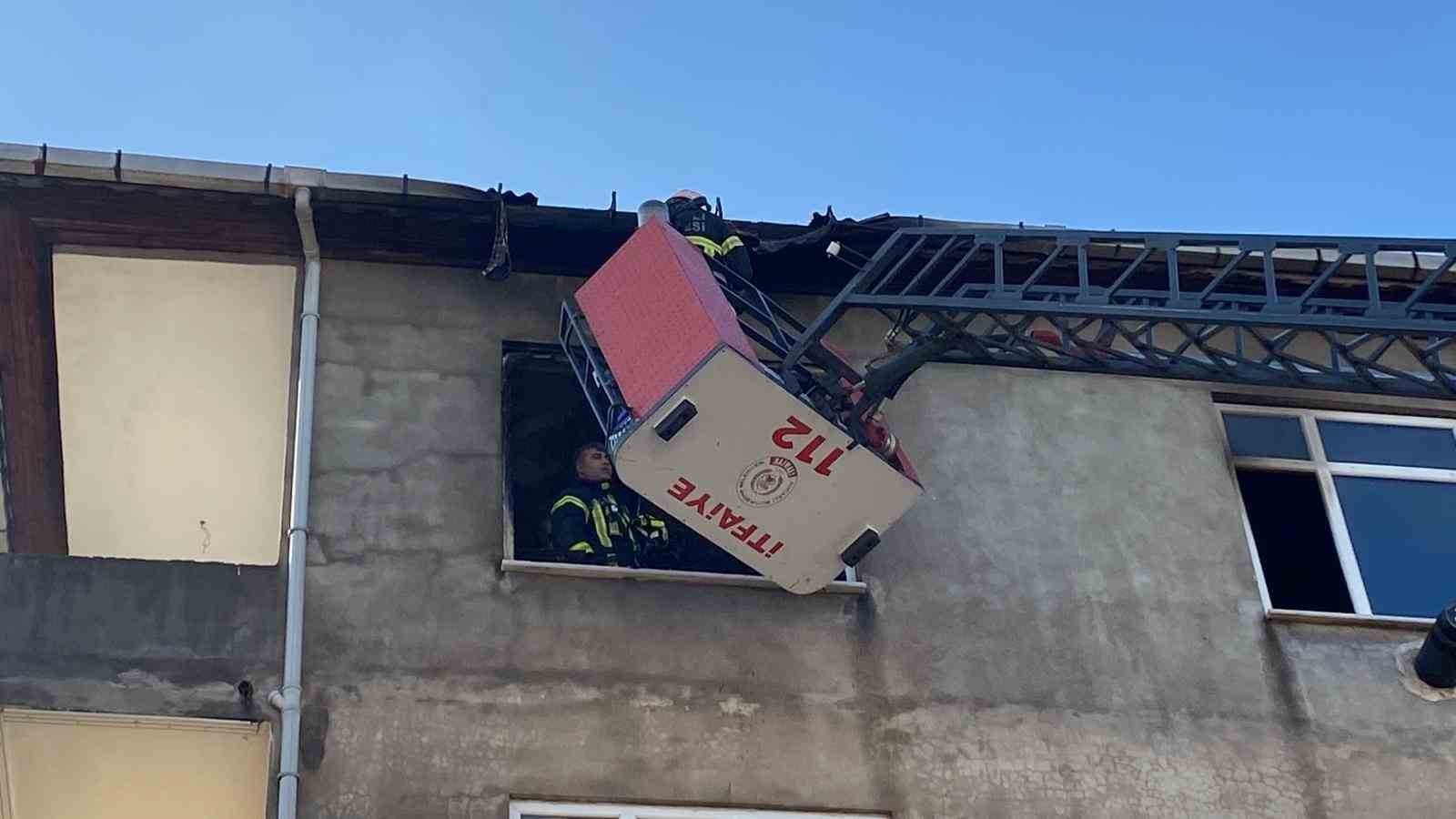 KOCAELİ'NİN KARTEPE İLÇESİNDE 4 KATLI BİNANIN EN ÜST KATINDAKİ DAİRENİN YATAK ODASINDA ÇIKAN...