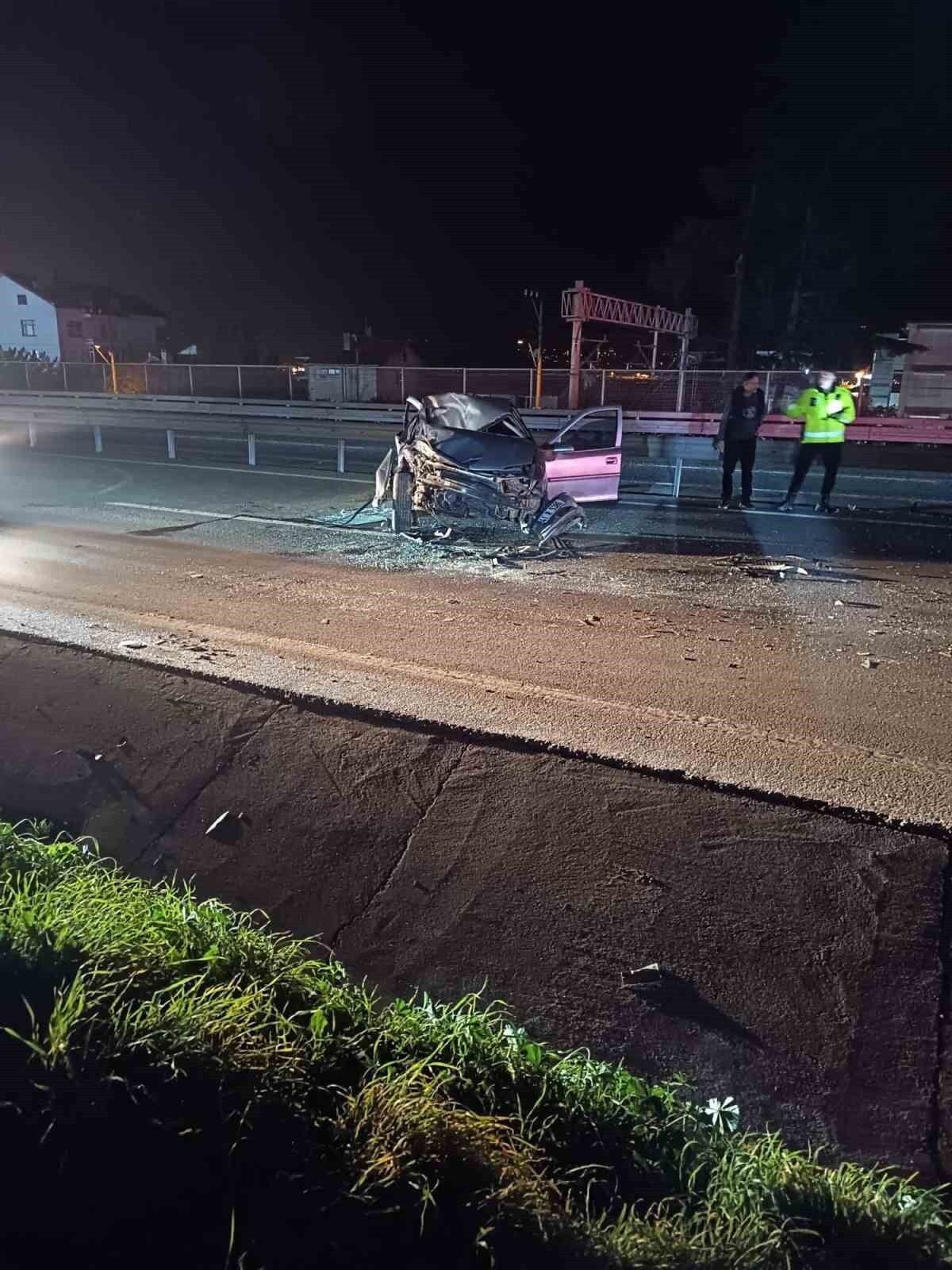 KOCAELİ D-100 KARAYOLU’NDA SÜRÜCÜSÜNÜN KONTROLÜNDEN ÇIKAN OTOMOBİL BARİYERLERE ÇARPARAK ADETA...