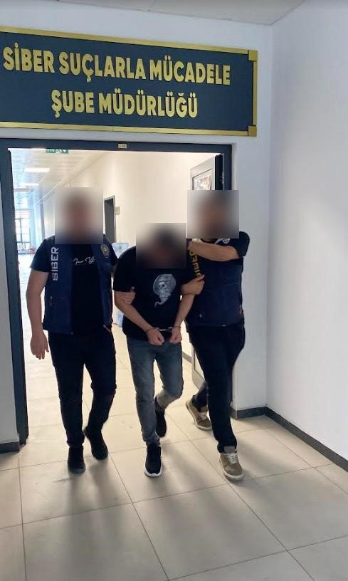 KOCAELİ’DE SOSYAL MEDYA ÜZERİNDEN KİMLİK BİLGİLERİNİ ELE GEÇİRİP SAHTE KREDİ KARTI ÇIKARAN 3...