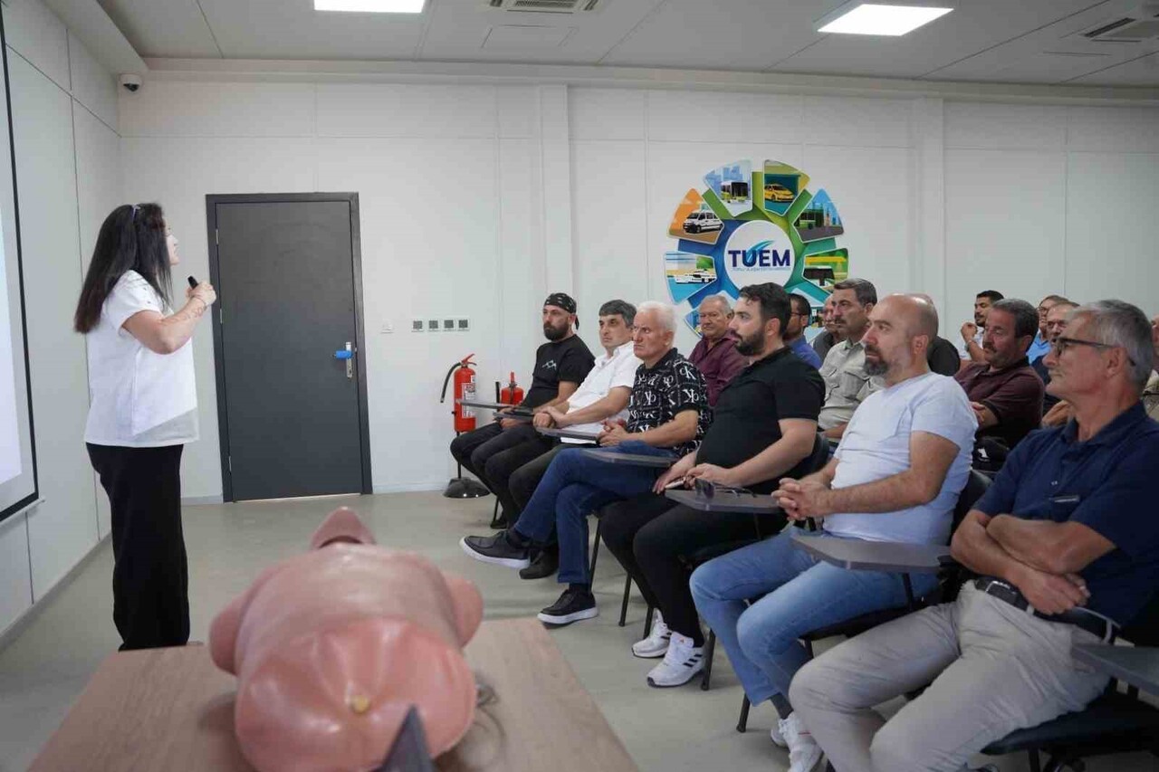 KOCAELİ’DE TOPLU TAŞIMA, TİCARİ TAKSİ VE SERVİS SÜRÜCÜLERİNE VERİLEN KAPSAMLI EĞİTİMLERLE ULAŞIMDA...