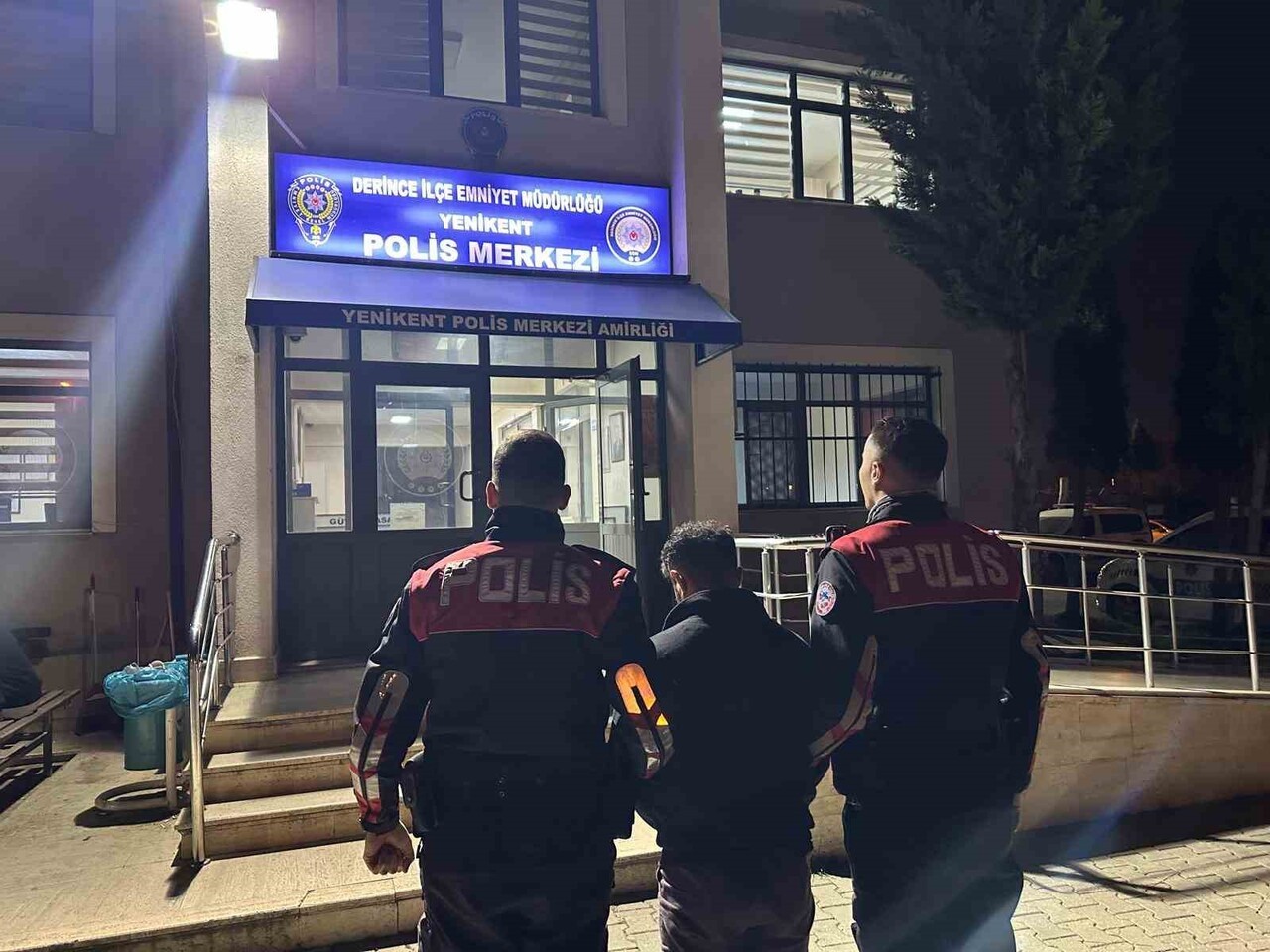 KOCAELİ İL EMNİYET MÜDÜRLÜĞÜ EKİPLERİNİN ŞÜPHE ÜZERİNE DURDURDUĞU ŞAHSIN ÜZERİNDE 28 GRAM BONZAİ...
