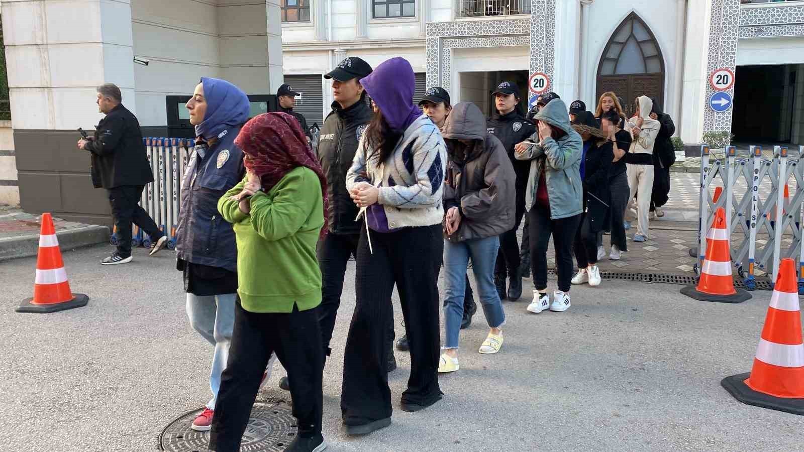 KOCAELİ MERKEZLİ 11 İLDE, İNTERNET ÜZERİNDEN SAHTE BUNGALOV KİRALAMA İLANI VEREREK NİTELİKLİ...