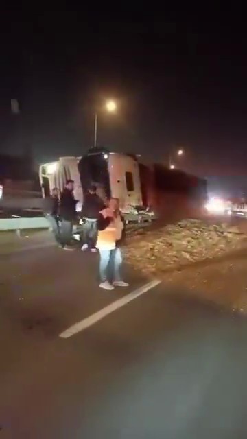 KOCAELİ’NİN BAŞİSKELE İLÇESİNDE VİRAJI ALAMAYAN YONGA YÜKLÜ TIR DEVRİLDİ, SÜRÜCÜSÜ ŞANS ESERİ YARA...