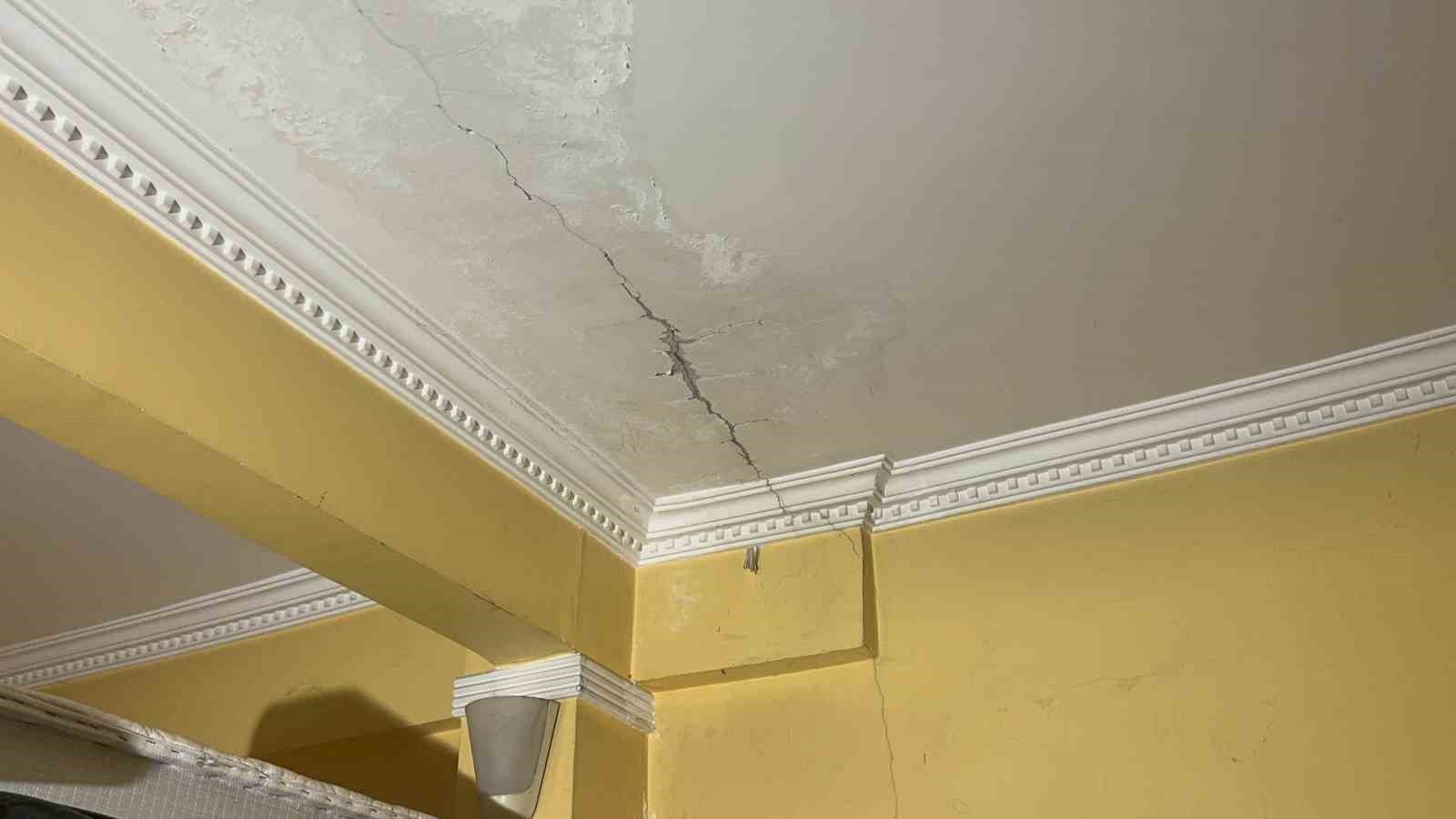 KOCAELİ’NİN ÇAYIROVA İLÇESİNDE 4 KATLI BİR BİNANIN KOLONLARINDA MEYDANA GELEN ÇATLAK KORKUYA SEBEP...