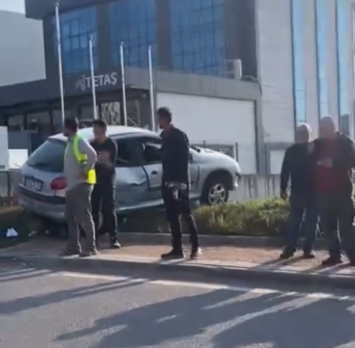 KOCAELİ’NİN ÇAYIROVA İLÇESİNDE KONTROLDEN ÇIKAN OTOMOBİL, YAYALARA ÇARPARAK REFÜJE ÇIKTI. MEYDANA...