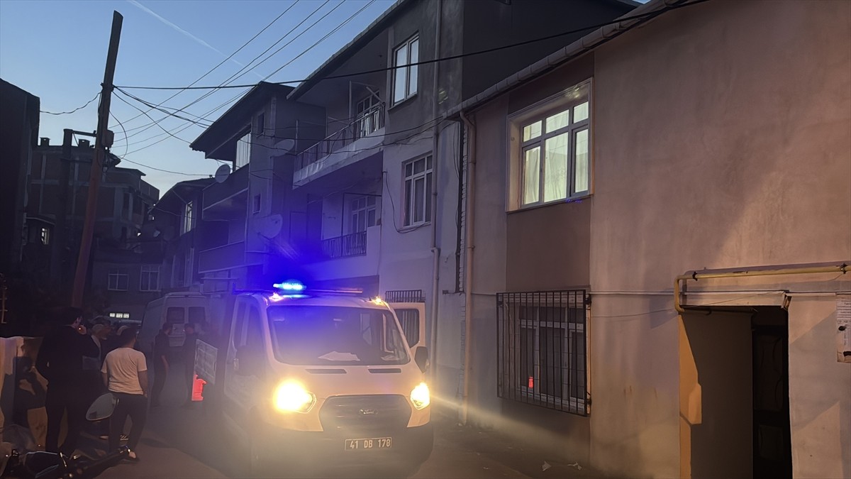 Kocaeli’nin Darıca ilçesinde 3 katlı bina, kolonlarında çatlak oluştuğu gerekçesiyle tedbir...