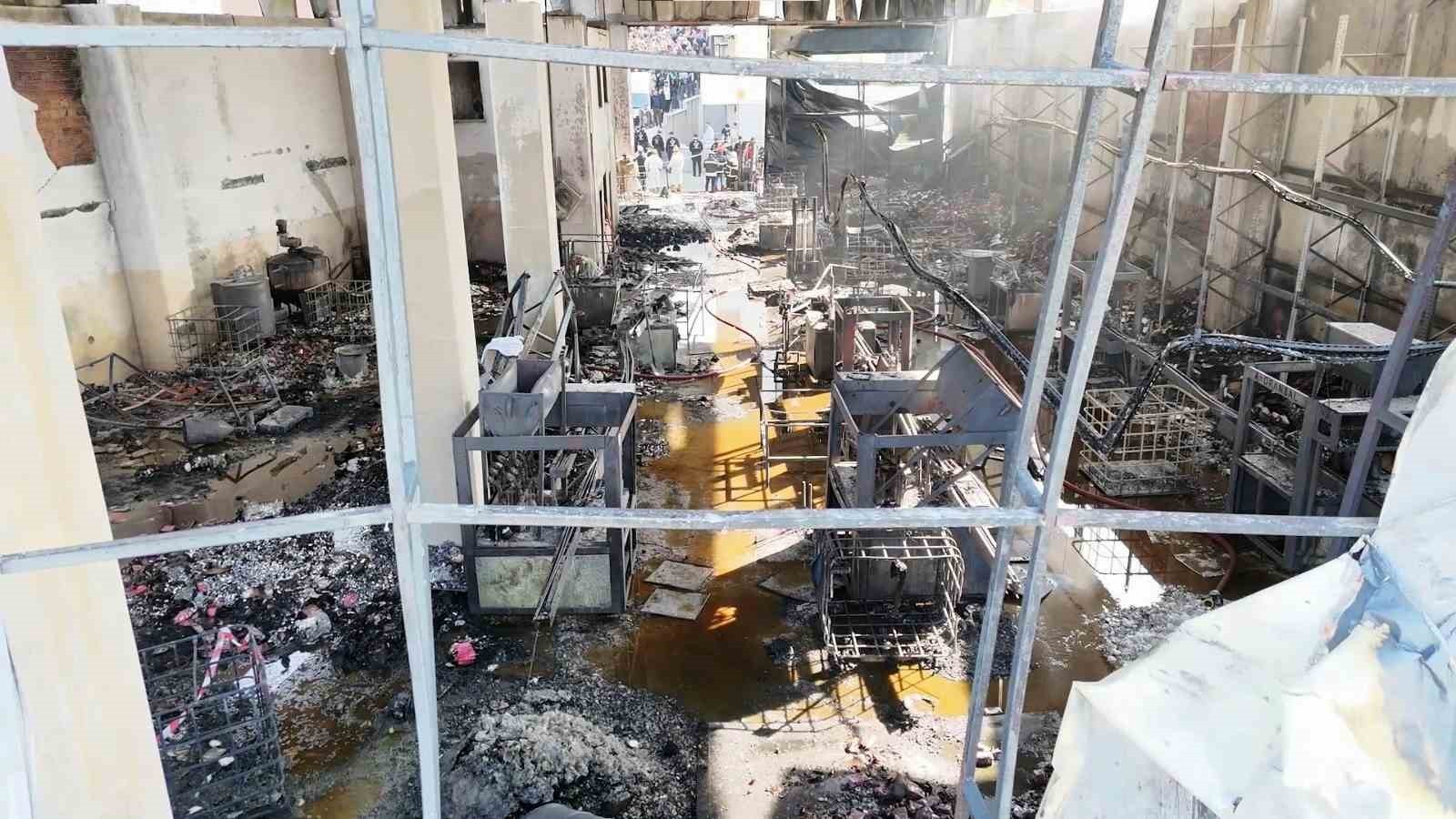 KOCAELİ’NİN DİLOVASI İLÇESİNDE 6 KİŞİNİN HAYATINI KAYBETTİĞİ PARFÜM DOLUM TESİSİNDE YANGININ...