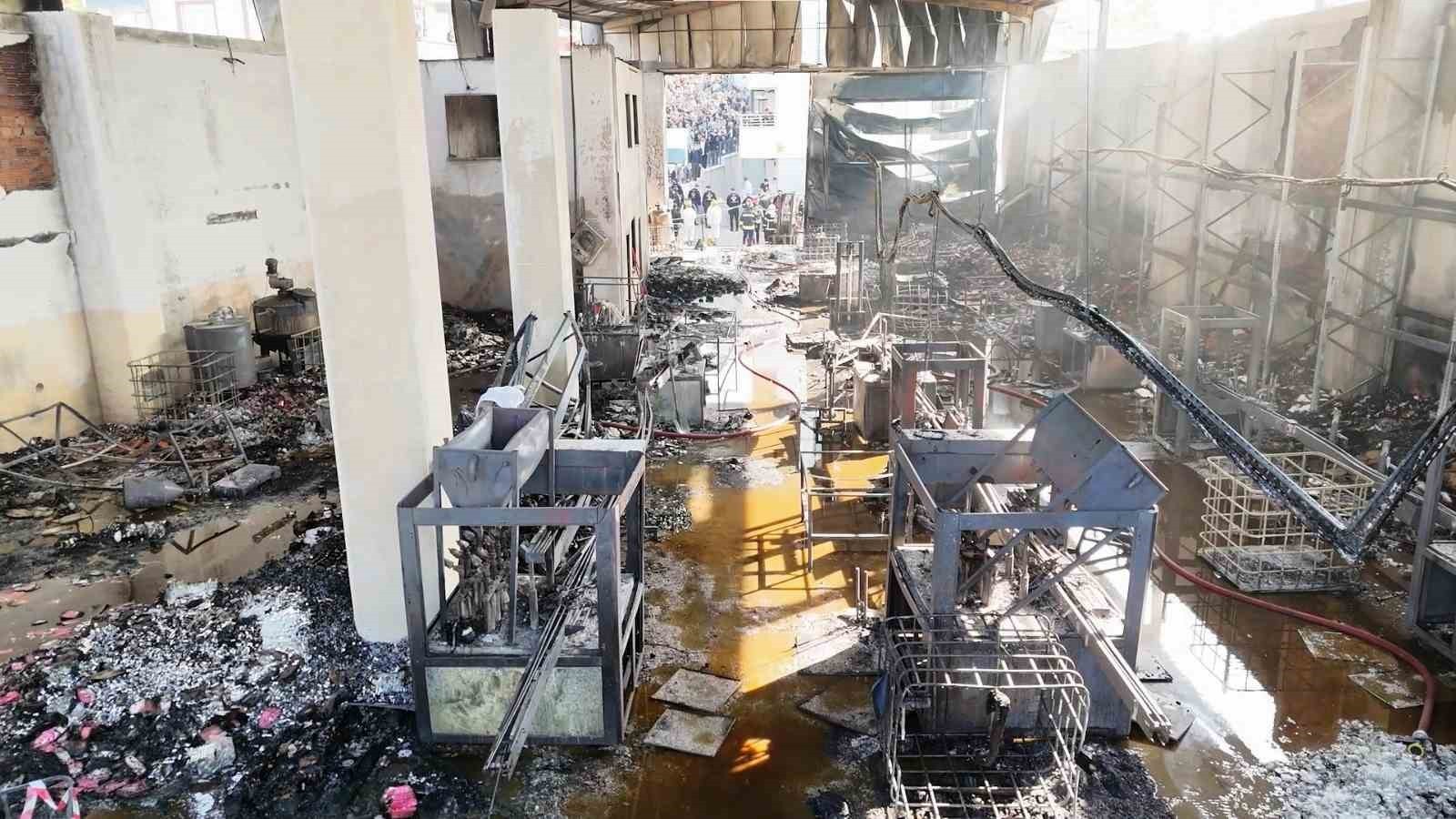 KOCAELİ’NİN DİLOVASI İLÇESİNDE 6 KİŞİNİN HAYATINI KAYBETTİĞİ PARFÜM DOLUM TESİSİNDE YANGININ...