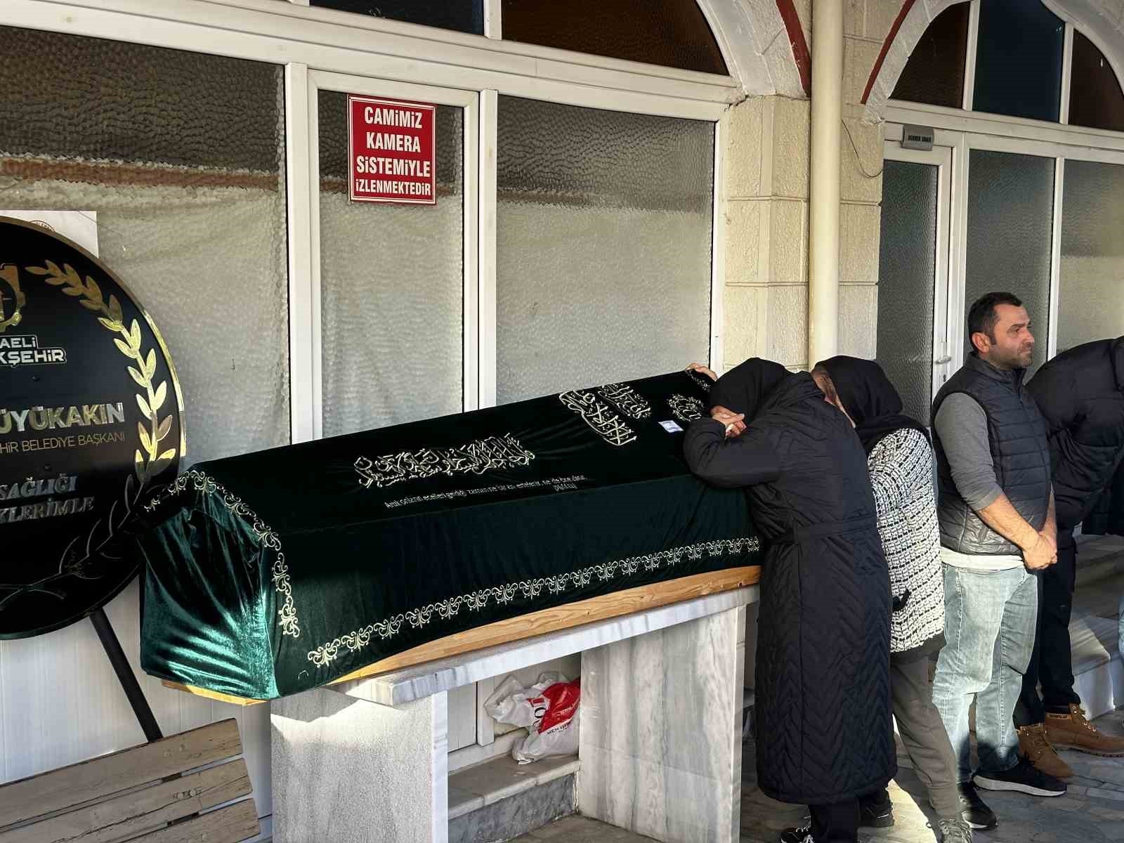 KOCAELİ’NİN DİLOVASI İLÇESİNDE MEYDANA GELEN KOZMETİK FABRİKASINDAKİ YANGINDA AĞIR YARALANAN VE...