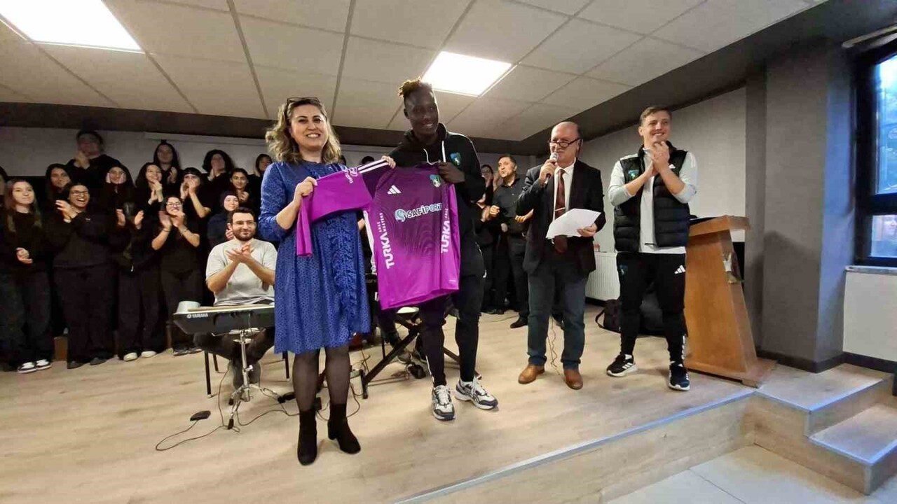 KOCAELİSPOR KULÜBÜ, 24 KASIM ÖĞRETMENLER GÜNÜ DOLAYISIYLA KÖRFEZ ATATÜRK ANADOLU LİSESİ'NE ANLAMLI...