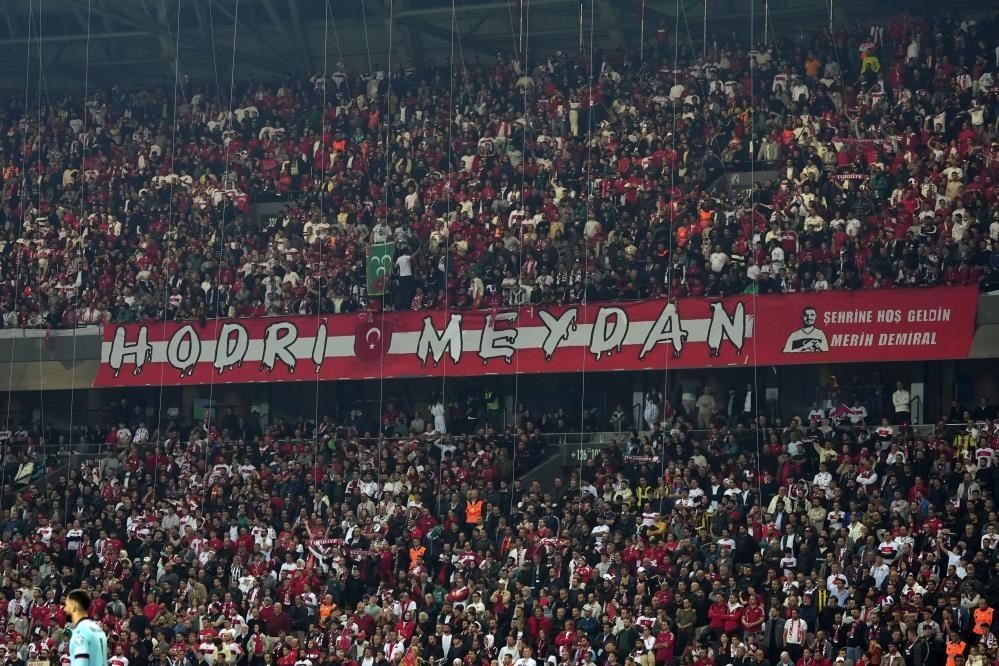 KOCAELİSPOR TARAFTARI, TÜRKİYE- GÜRCİSTAN MAÇINDA SERGİLEDİĞİ KOREOGRAFİDEKİ BİRLİK MESAJI...