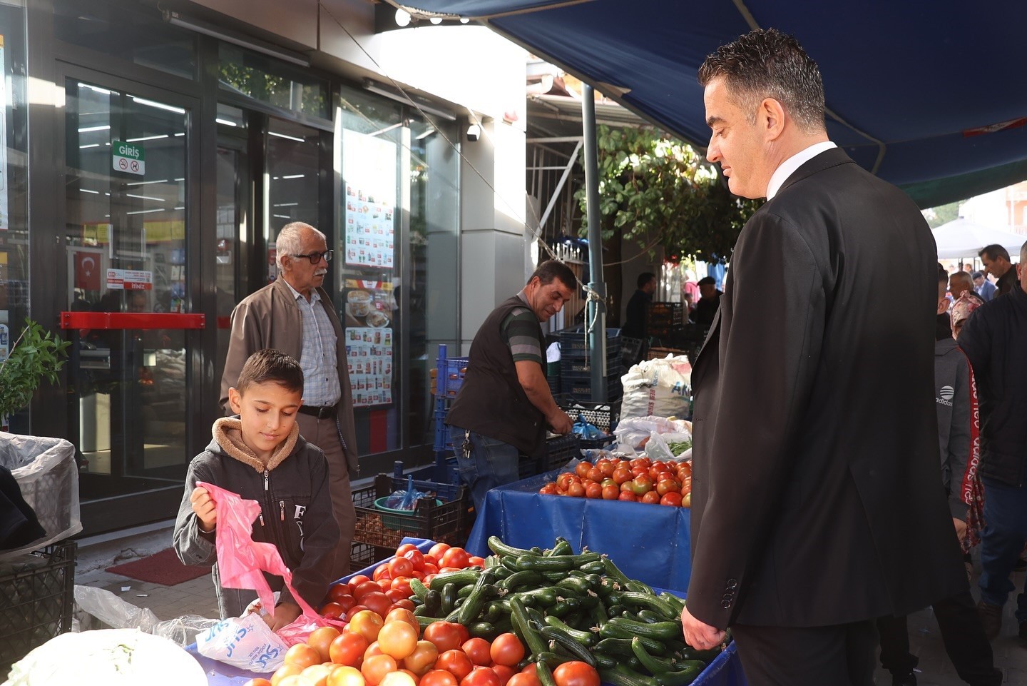 KOÇARLI BELEDİYE BAŞKANI ÖZGÜR ARICI, PAZAR ZİYARETİNDE ESNAF VE VATANDAŞLARLA BİR ARAYA GELEREK...