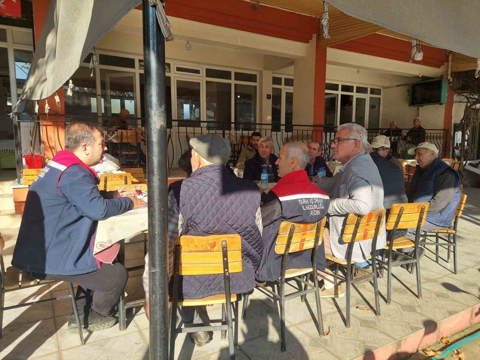 KOÇARLI İLÇE TARIM VE ORMAN MÜDÜRLÜĞÜ EKİPLERİ, ÜRETİCİLERİN AYAĞINA GİDEREK HEM HASTALIKLARLA...