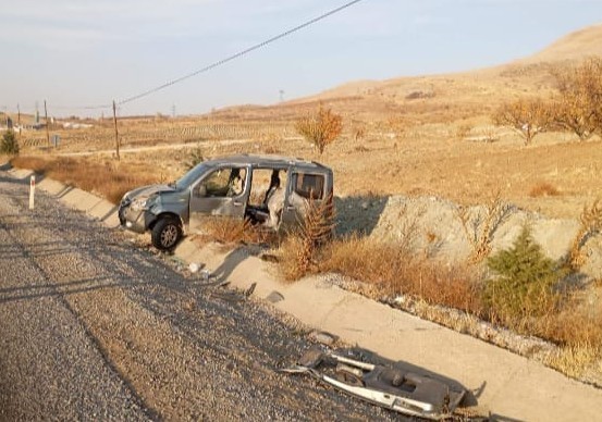 KONTROLDEN ÇIKAN HAFİF TİCARİ ARAÇ SU TAHLİYE KANALINA ÇARPTI: 1 YARALI