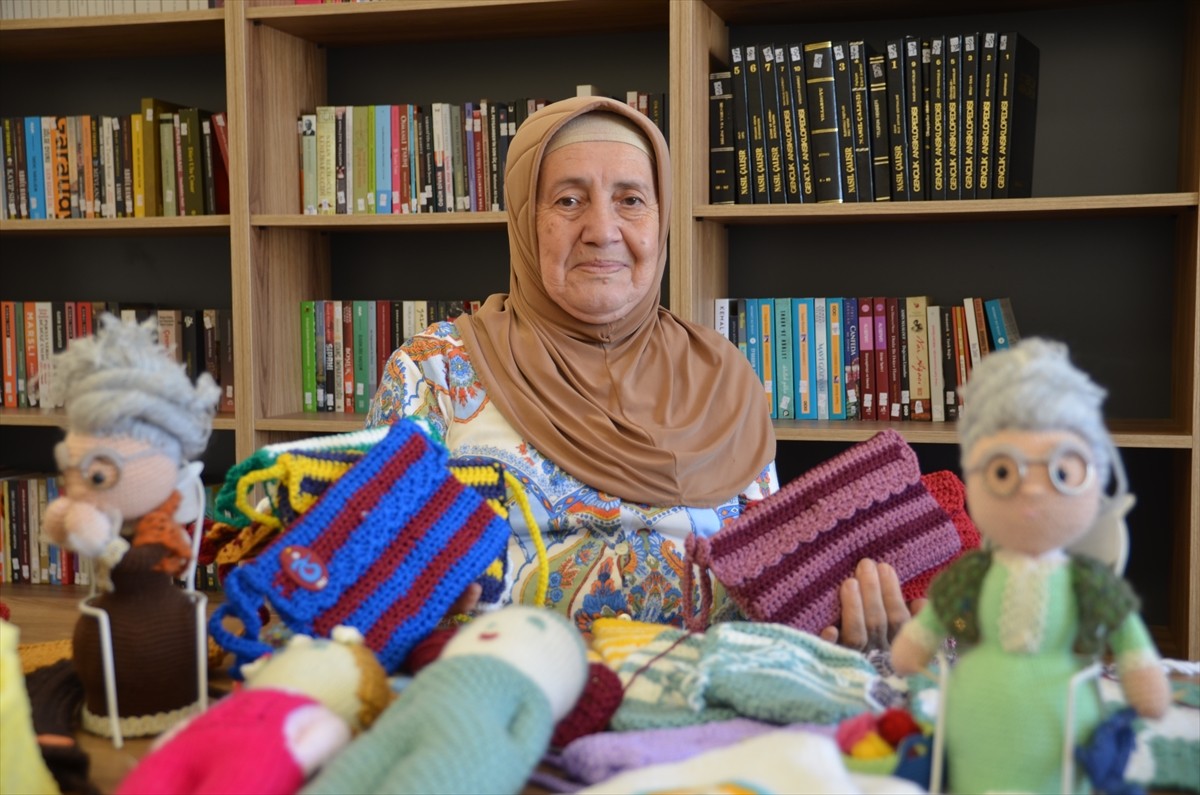 Konya'da 75 yaşındaki Hatice Urgancı, el emeği örgü ürünlerinin gelirini kaldığı huzurevine...
