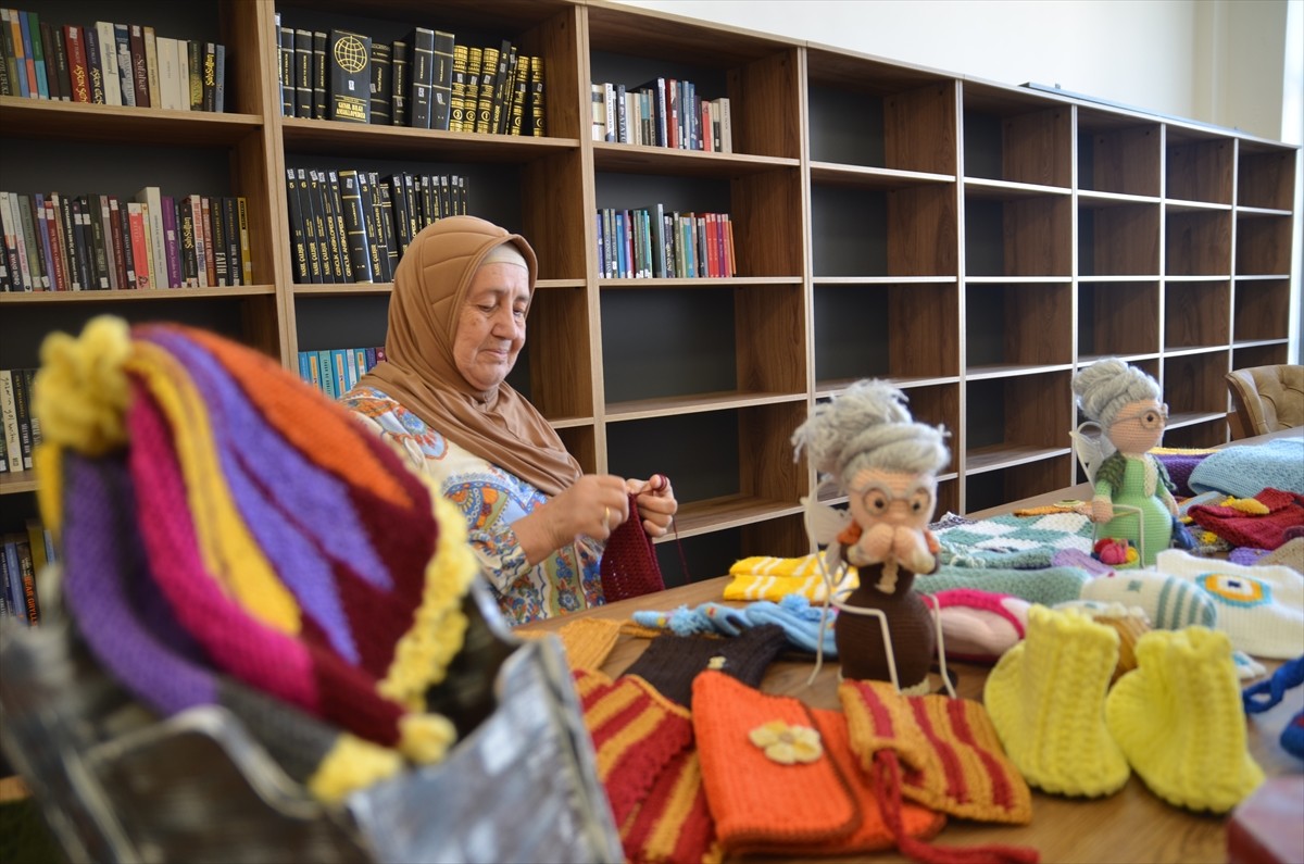 Konya'da 75 yaşındaki Hatice Urgancı, el emeği örgü ürünlerinin gelirini kaldığı huzurevine...