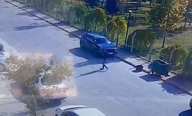 KONYA'DA BİR ARAÇTAN 50 BİN LİRA ÇALDIKTAN SONRA FARK ETTİĞİ GÜVENLİK KAMERASINA EL SALLAYAN...