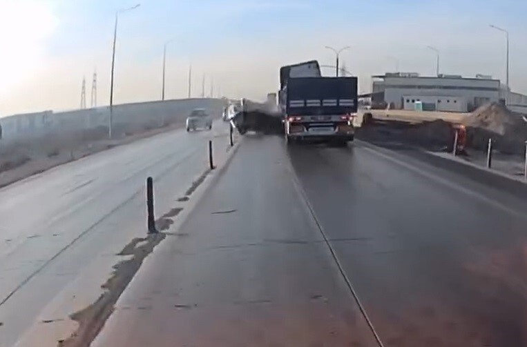 KONYA'DA HATALI SOLLAMA YAPMAYA ÇALIŞAN HAFİF TİCARİ ARACIN SÜRÜCÜSÜNÜN KONTROLÜNDEN ÇIKMASI...