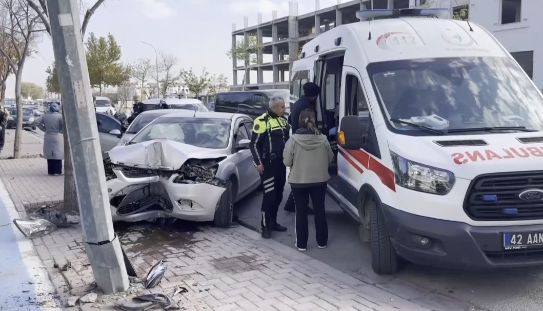 KONYA'DA ÖNÜNDEKİ ARACI SOLLAMAK İSTEYEN SÜRÜCÜNÜN OTOMOBİLİ, SOL ŞERİTTE SEYİR HALİNDE OLAN...