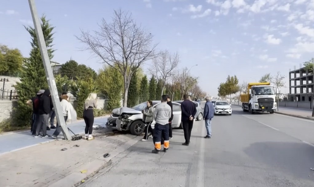 KONYA'DA ÖNÜNDEKİ ARACI SOLLAMAK İSTEYEN SÜRÜCÜNÜN OTOMOBİLİ, SOL ŞERİTTE SEYİR HALİNDE OLAN...