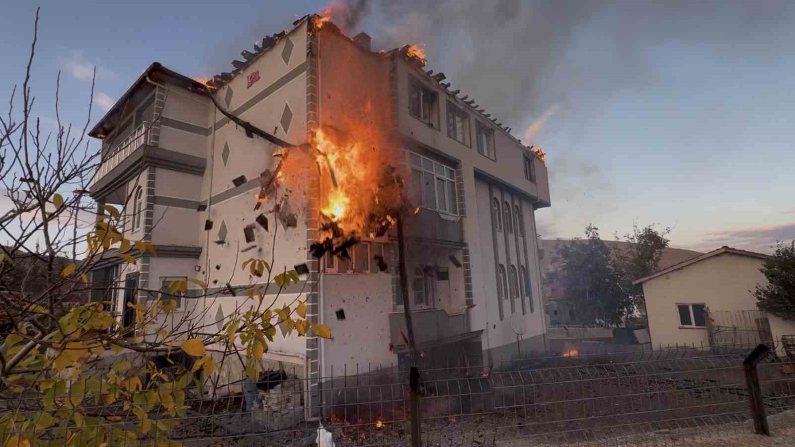 KONYA'NIN KULU İLÇESİNDE MÜSTAKİL EVDE ÇIKAN YANGIN, İTFAİYE EKİPLERİNİN MÜDAHALESİYLE...