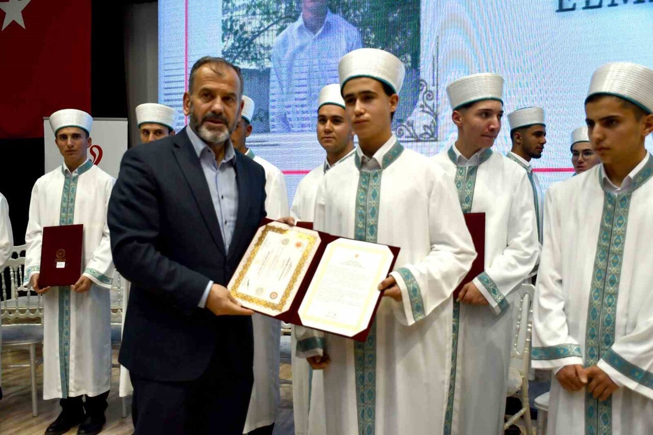 KONYA’NIN AKŞEHİR İLÇESİNDE FATİH YATILI ERKEK KUR’AN KURSU’NDAN MEZUN OLARAK HAFIZ OLAN 22 HAFIZ...