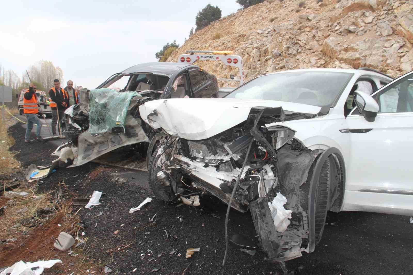 KONYA’NIN BEYŞEHİR İLÇESİNDE İKİ OTOMOBİLİN ÇARPIŞMASI SONUCU MEYDANA GELEN TRAFİK KAZASINDA 1...