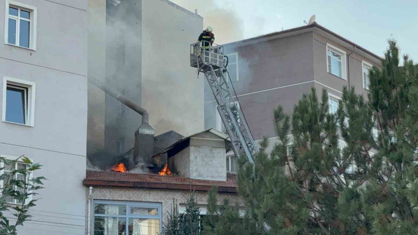 KONYA’NIN EREĞLİ İLÇESİNDE BULUNAN BİR İŞ HANININ ÇATISINDA ÇIKAN YANGIN PANİĞE NEDEN...