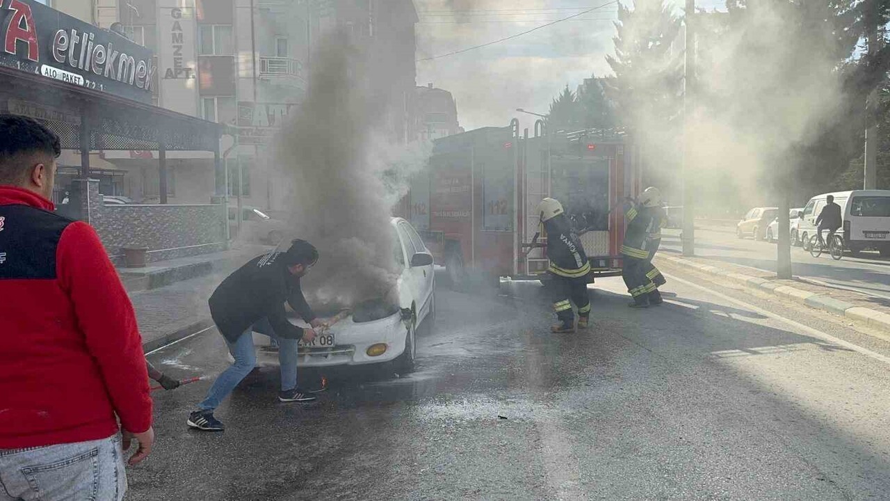 KONYA’NIN EREĞLİ İLÇESİNDE SEYİR HALİNDEKİ BİR OTOMOBİLDE YANGIN ÇIKTI. İLK MÜDAHALEYİ...