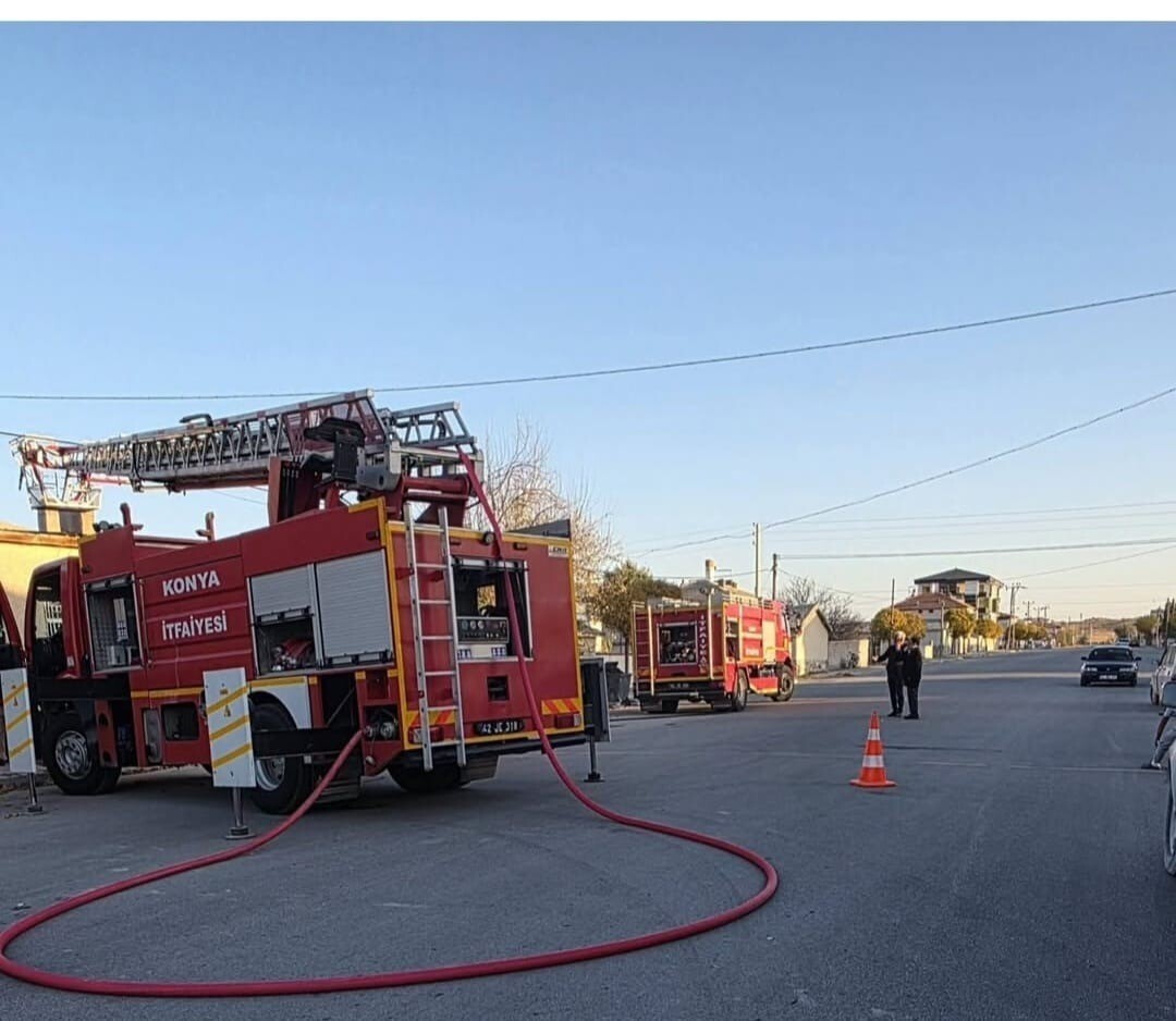 KONYA’NIN KARAPINAR İLÇESİNDE BİR EVDE ÇIKAN YANGINDA MADDİ ZARAR MEYDANA GELİRKEN PARK HALİNDEKİ...