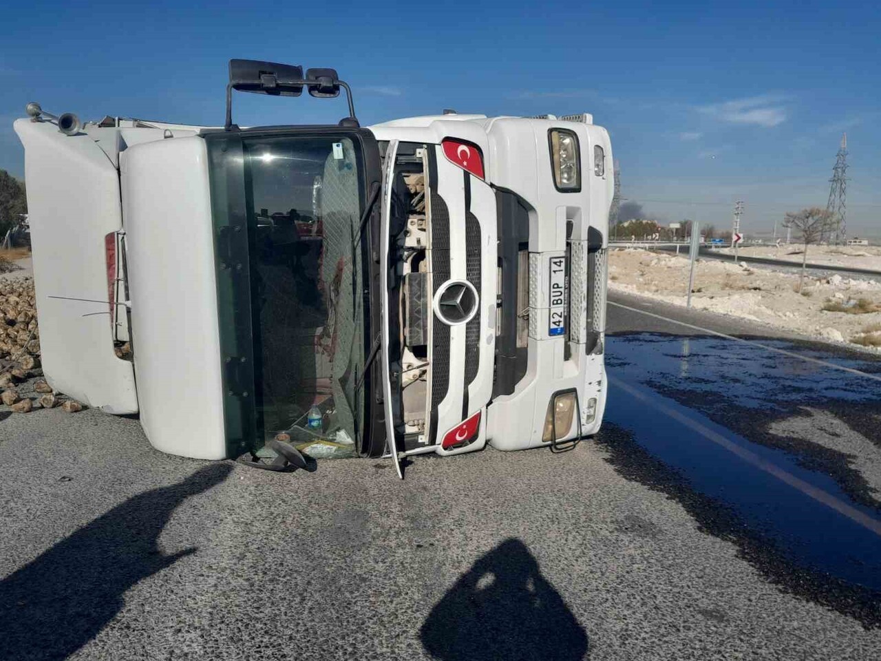 KONYA’NIN KARAPINAR İLÇESİNDE SÜRÜCÜSÜNÜN DİREKSİYON HAKİMİYETİNİ KAYBETMESİ SONUCU PANCAR YÜKLÜ...