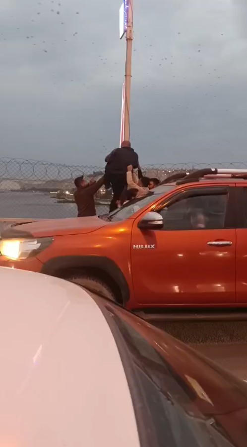 KÖPRÜDEN ATLAMAK İSTEYEN KİŞİYİ YOLDAN GEÇEN SÜRÜCÜLER ENGELLEDİ