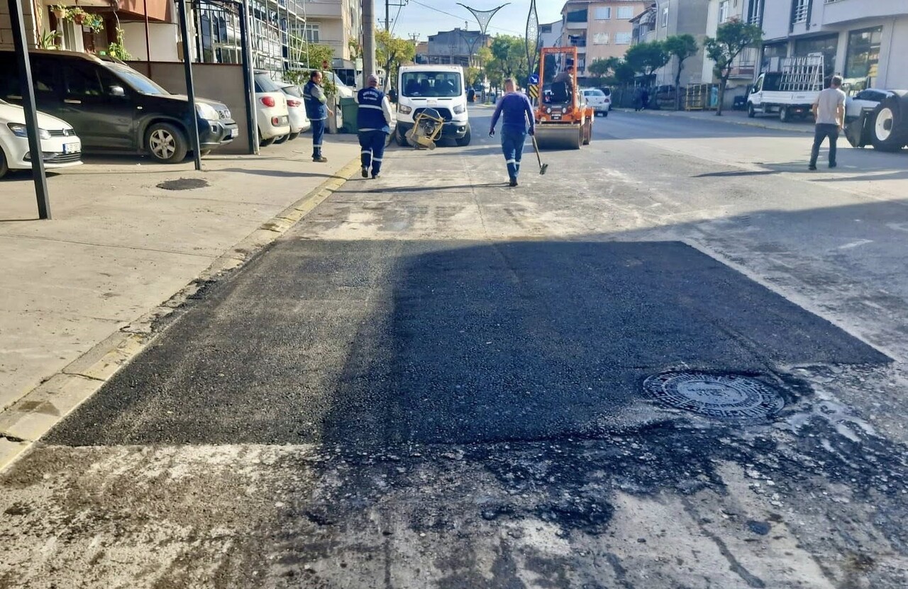 KÖRFEZ BELEDİYESİ FEN İŞLERİ MÜDÜRLÜĞÜ EKİPLERİ, İLÇE GENELİNDE DEFORME OLAN YOLLARDA BAKIM VE...