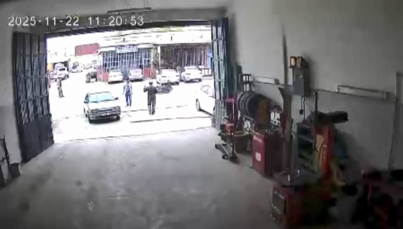 KOVANCILAR İLÇESİNDE MOTOSİKLETİN DEVRİLDİĞİ KAZADA SÜRÜCÜ HAFİF ŞEKİLDE YARALANIRKEN, KAZA ANI...