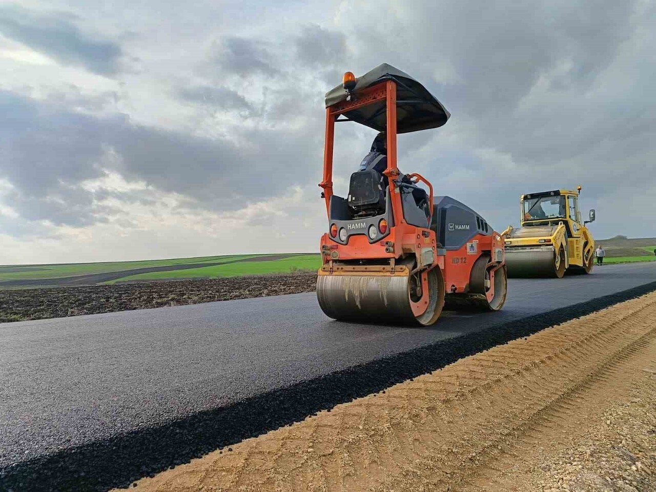 KÖY YOLLARINA SICAK ASFALT YAPILIYOR