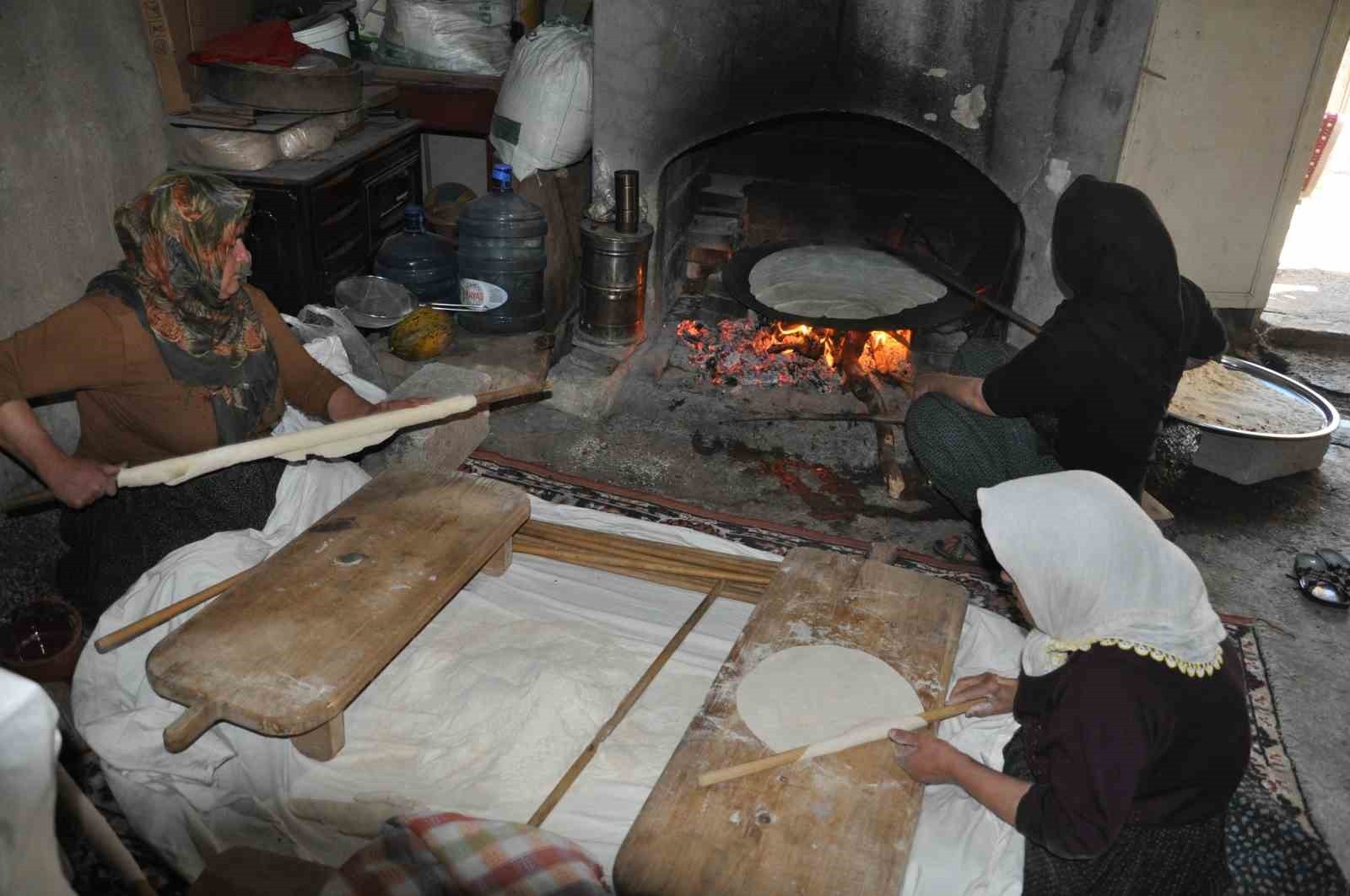 KÖYDE KADINLAR, KIŞLIK YUFKA EKMEĞİNİ HER YIL OLDUĞU GİBİ BU YIL DA İMECE USULÜ HAZIRLIYOR....