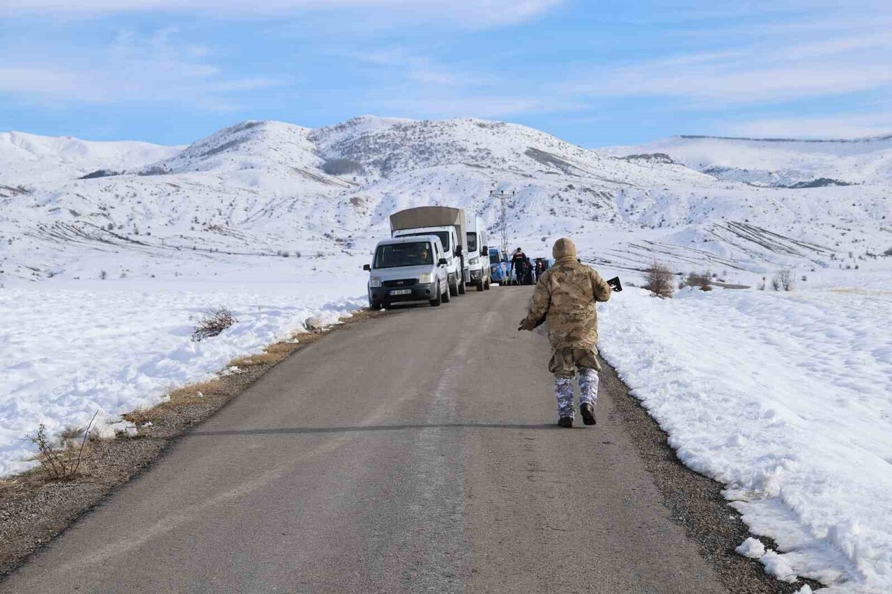 KÖYE SEVK EDİLEN İL JANDARMA KOMUTANLIĞI ASAYİŞ VE KOMANDO TİMLERİ, MUHTEMEL GÜZERGÂHLAR ÜZERİNDE...