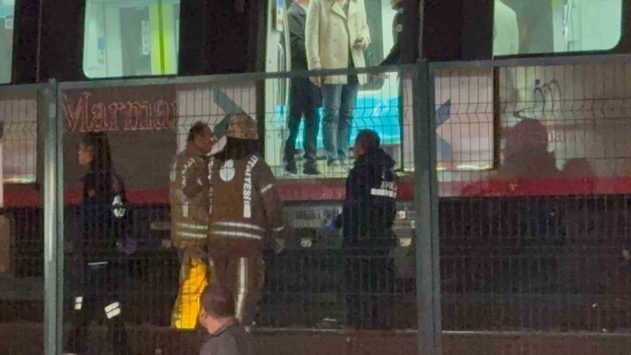 KÜÇÜKÇEKMECE MARMARAY DURAĞINDA, ERKEK BİR ŞAHIS TRENİN GELDİĞİ SIRADA RAYLARA ATLADI. ŞAHIS...