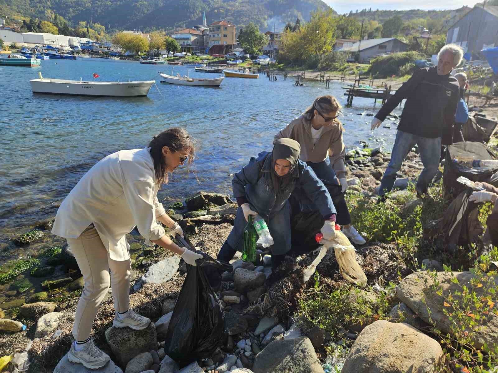 KURUCAŞİLE'DE 30 POŞET ÇÖP TOPLANDI