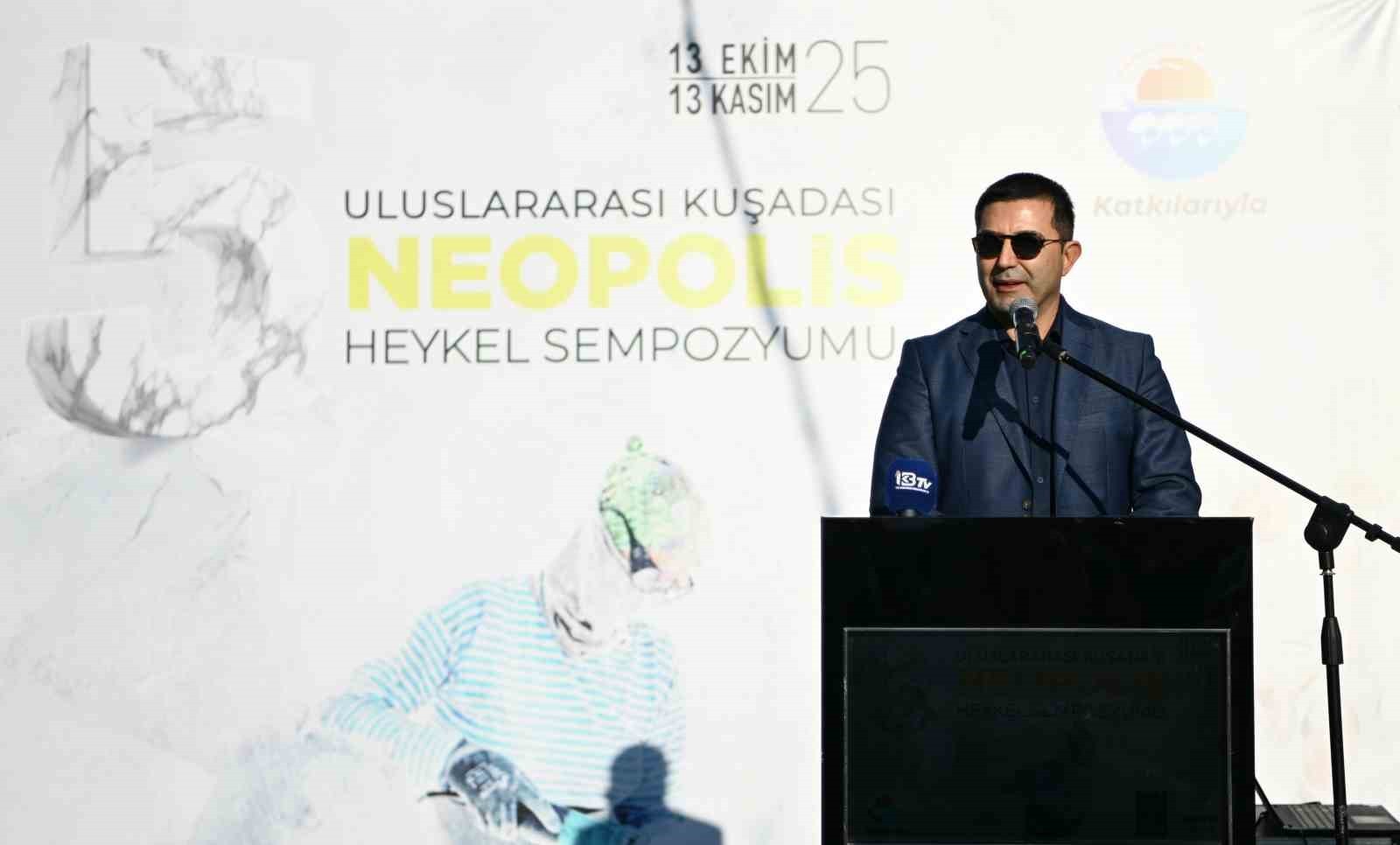 KUŞADASI'NDA MERMER BLOKLAR ADALET TEMASIYLA YONTULDU