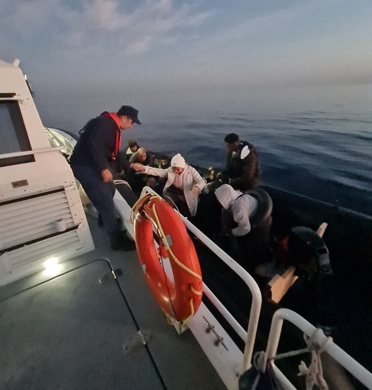 KUŞADASI AÇIKLARINDA 14 DÜZENSİZ GÖÇMEN YAKALANDI