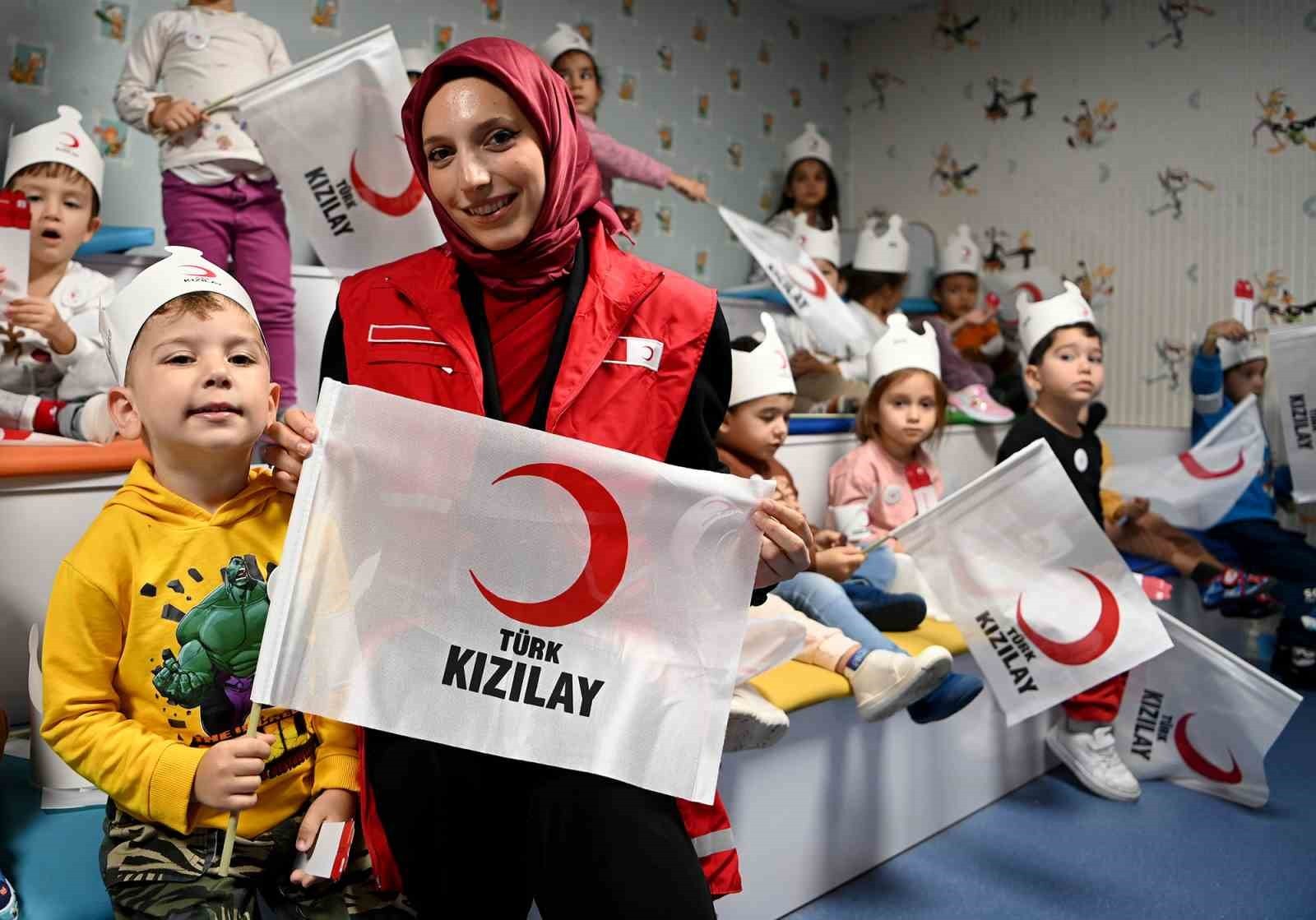 KUŞADASI BELEDİYESİ ÇOCUK GELİŞİM MERKEZİ'NDE MİNİKLERE KIZILAY ANLATILDI