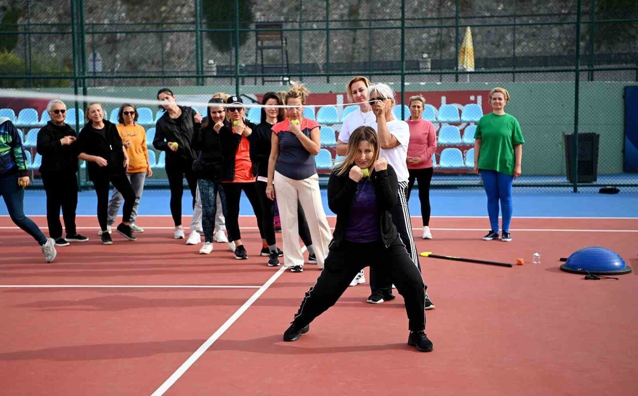 KUŞADASI’NDA KADINLARA ‘YAKIN SAVUNMA TEKNİKLERİ’ EĞİTİMİ VERİLDİ