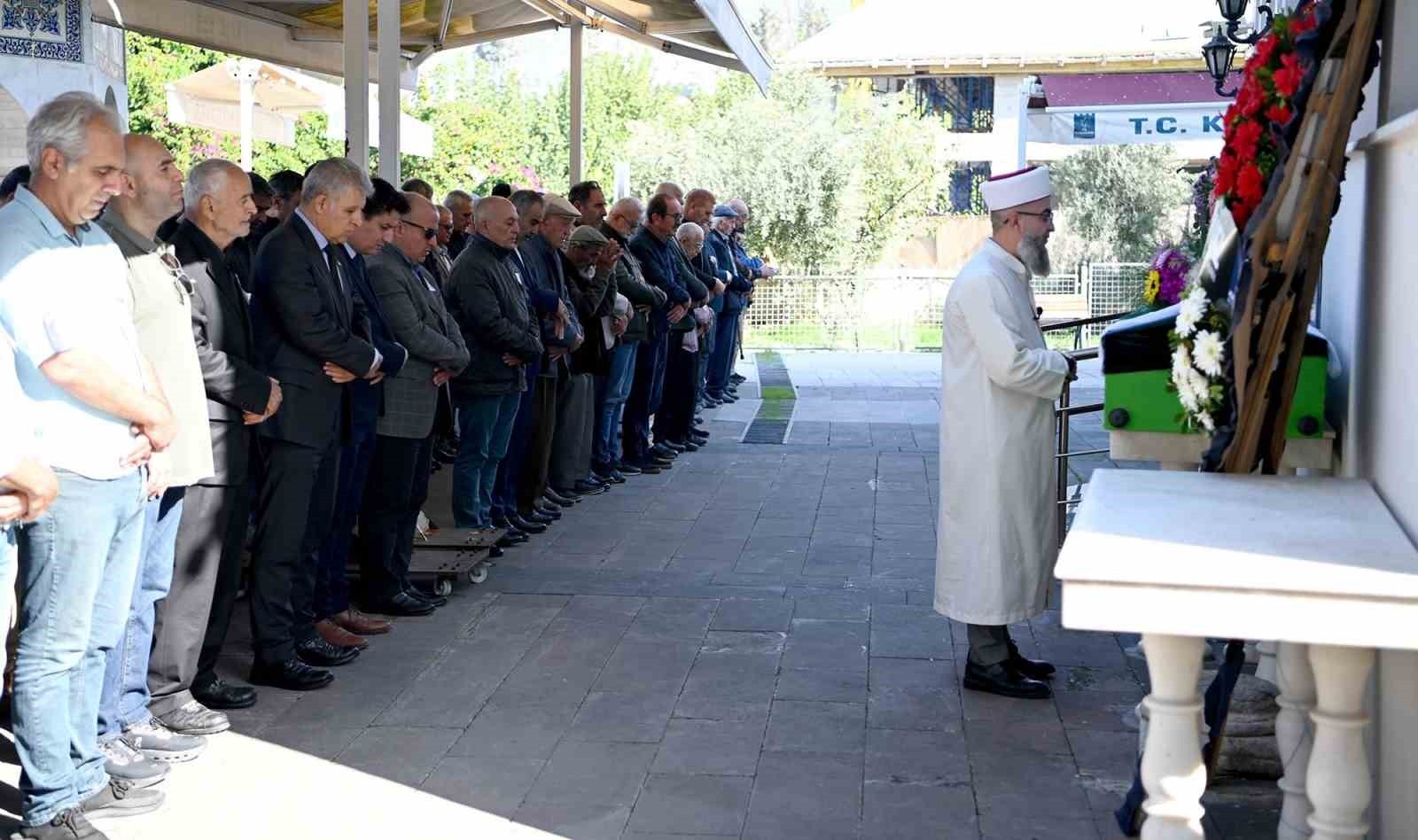 KUŞADASI’NIN SEVİLEN DOKTORU SON YOLCULUĞUNA UĞURLANDI