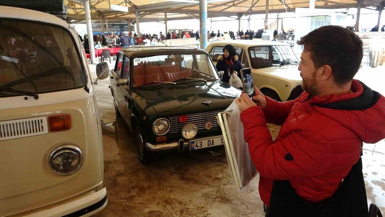 KÜTAHYA 'ANTİKA PAZARI'NDA KLASİK ARABA SERGİSİ'NE YOĞUN İLGİ