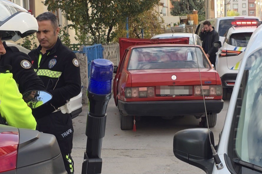 KÜTAHYA'DA 'DUR' İHTARINA UYMAYAN SÜRÜCÜ ARACINI BIRAKIP KAÇTI NOT: PLAKAYI KAPATALIM