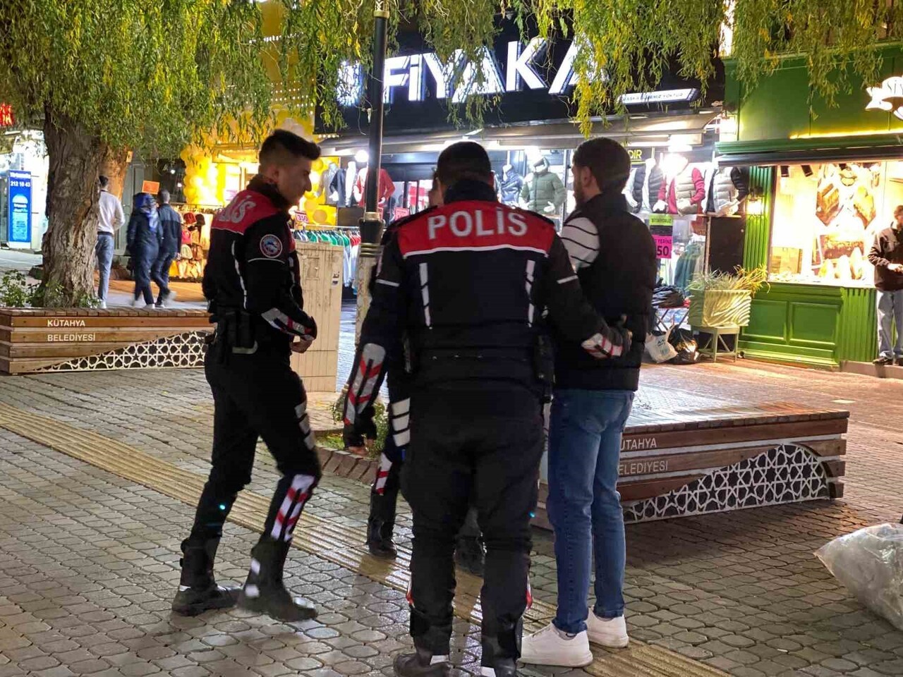 KÜTAHYA'DA ASAYİŞ UYGULAMALARINDA 50 ARANAN ŞAHIS YAKALANDI