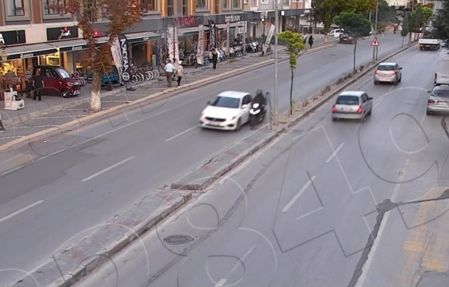 KÜTAHYA'DA İKİ AYRI MOTOSİKLET KAZASI KAMERALARA YANSIDI
