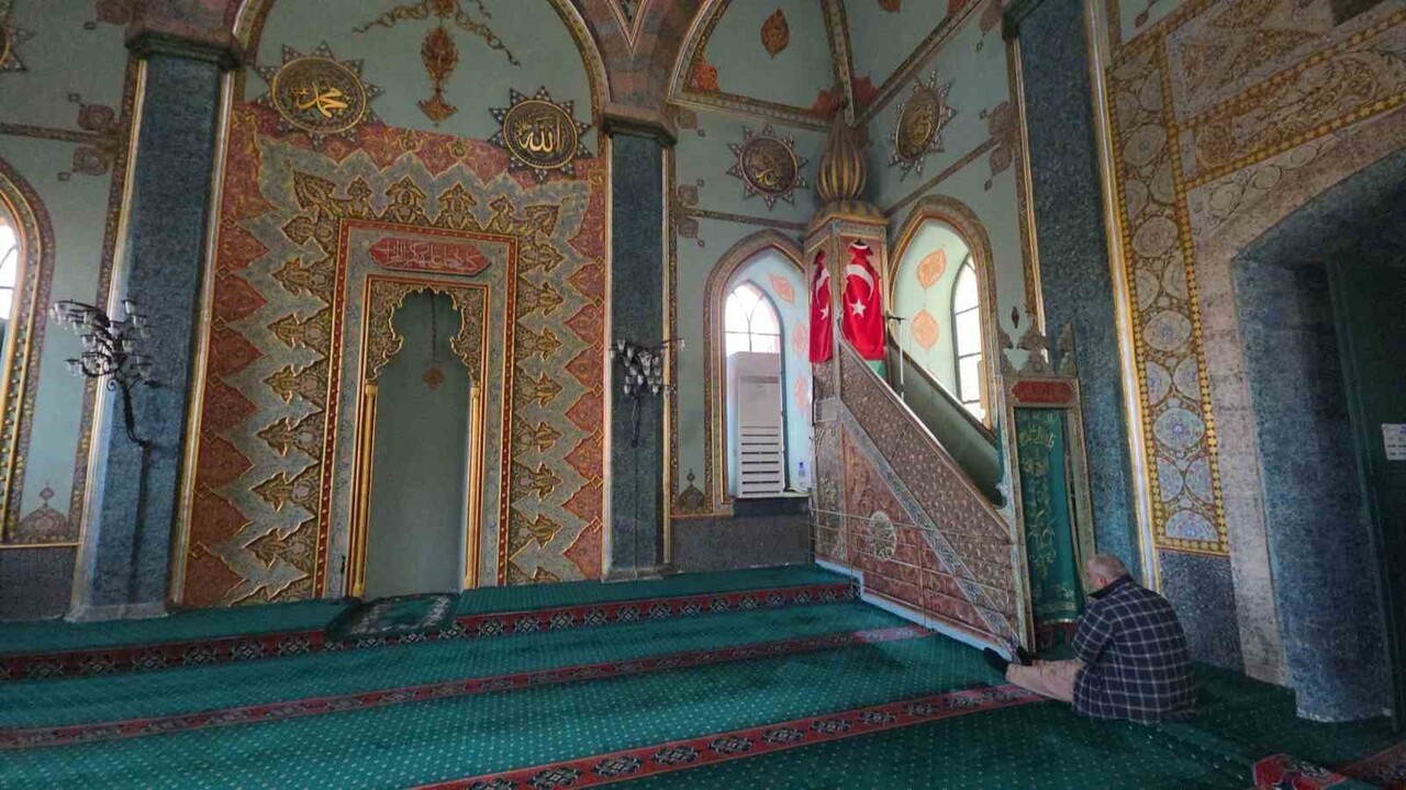 KÜTAHYA'DA OSMANLI'NIN SON DÖNEMİNDE İNŞA EDİLEN TARİHİ YEŞİL CAMİİ, ADINI ALDIĞI YEŞİL VE ALTIN...