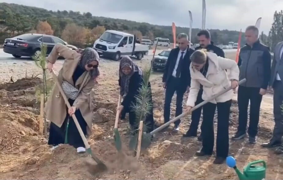 KÜTAHYA'DA ŞEHİTLER ANISINA 400 FİDAN TOPRAKLA BULUŞTU